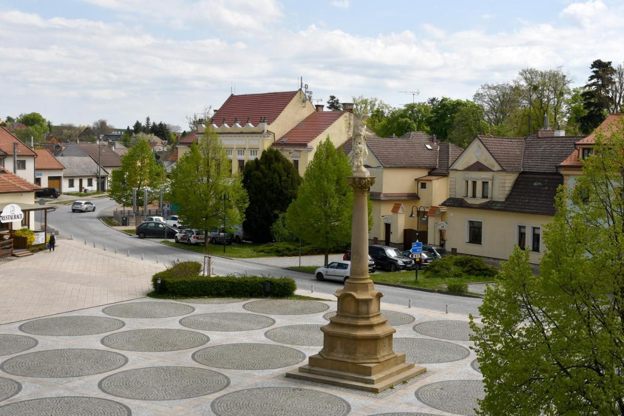 Hotel Бухловице Экстерьер фото